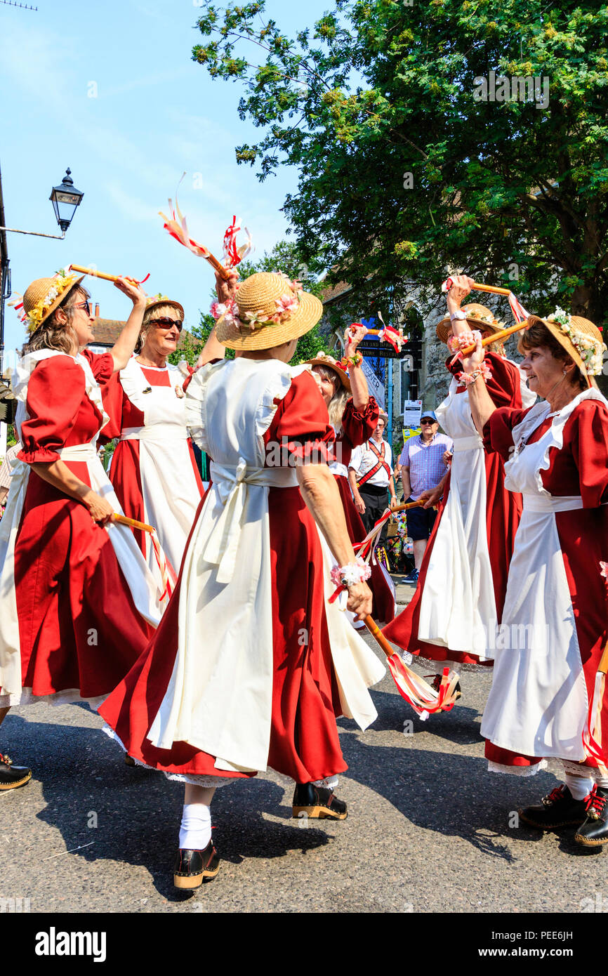 Danse folklorique traditionnel anglais, les femmes de l'augmentation des Alouettes équipe morris en dansant dans la rue, à la Folk Festival Ale et Sandwich Banque D'Images