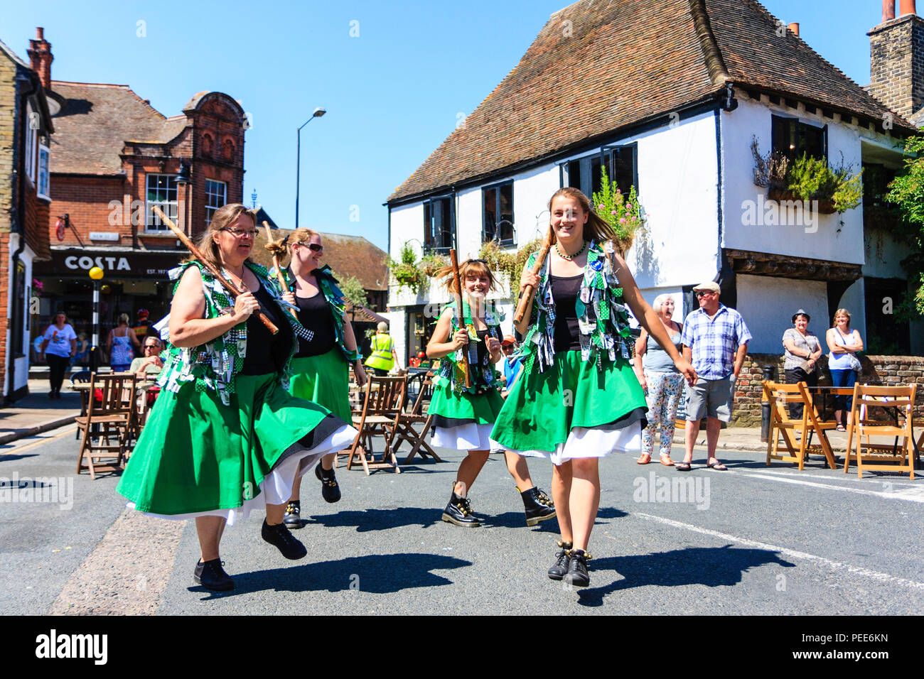 Danse folklorique traditionnel anglais, les femmes de l'Offcumduns Boucher du côté de la danse, la danse dans la rue à la Folk Festival Ale et Sandwich. Banque D'Images