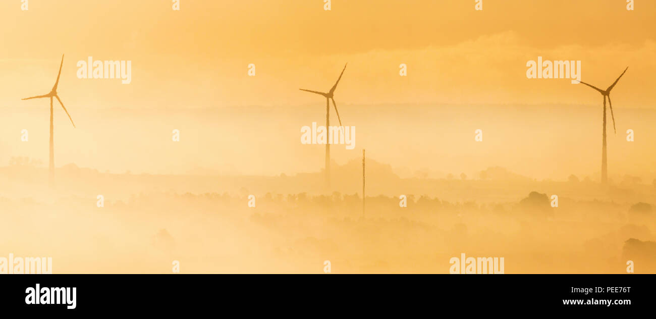 Éoliennes dans l'aube lumière Banque D'Images