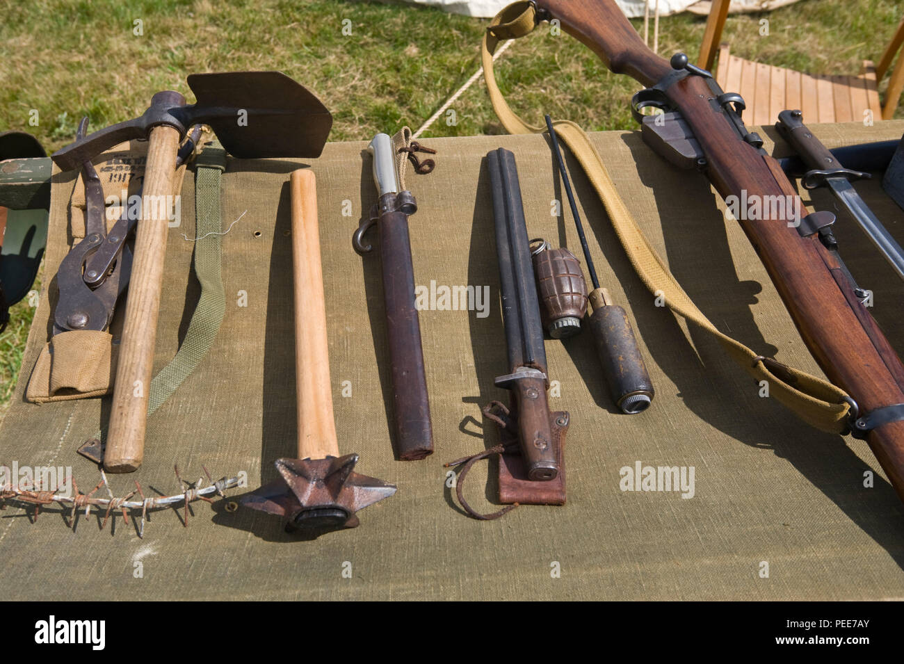 La Seconde Guerre mondiale, une reconstitution de l'histoire de vie de soldats d'armes et d'outils à Hay-on-Wye Powys Pays de Galles UK Banque D'Images