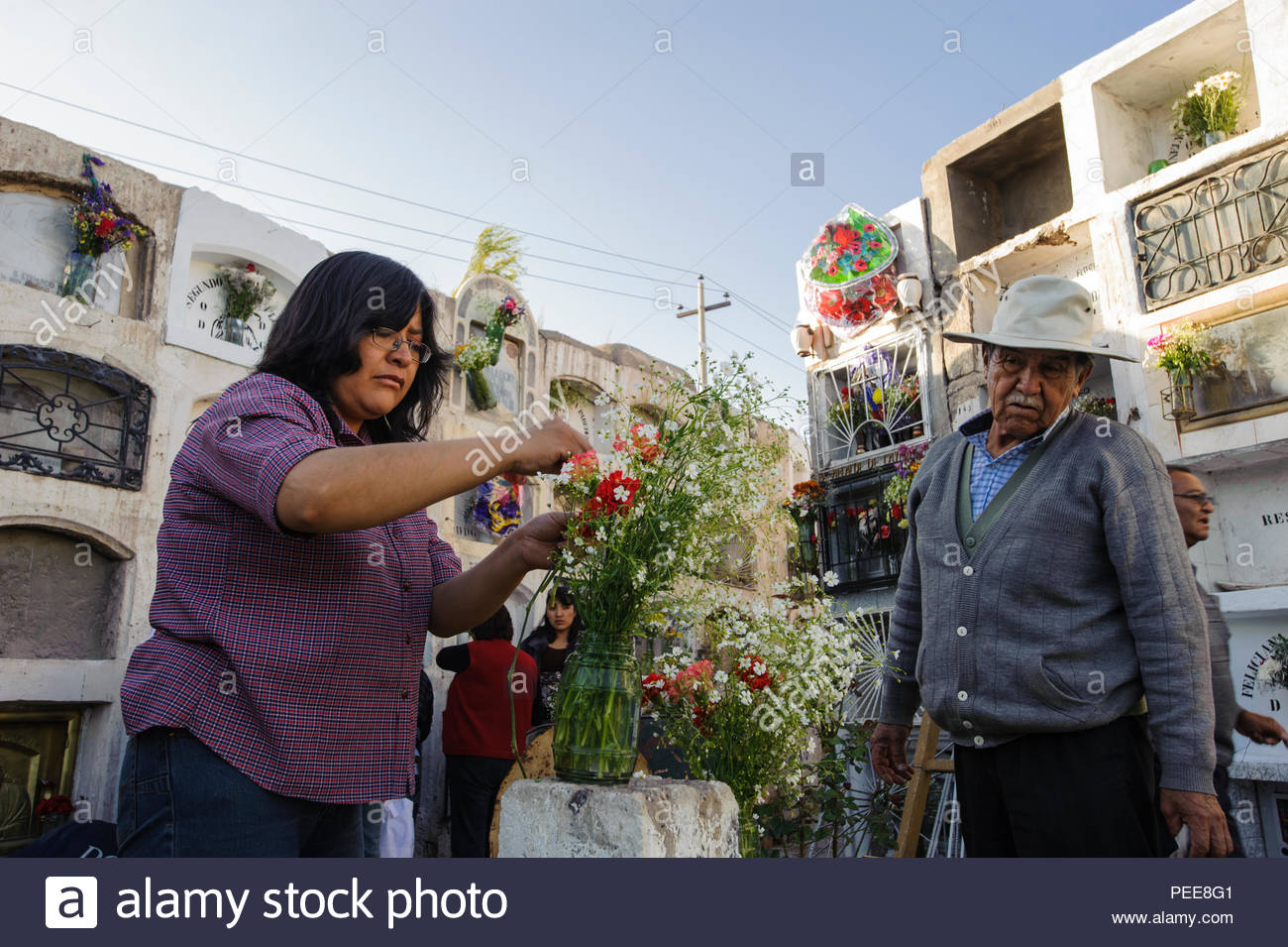 Le Jour De La Toussaint Une Femme Prend Un Bouquet De