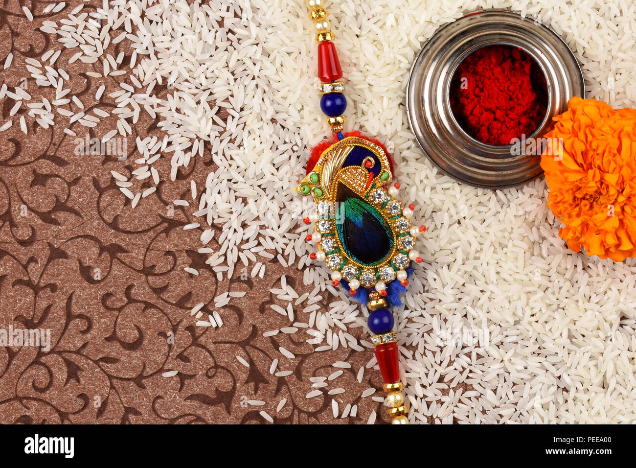 Festival indien Raksha bandhan, rakhi avec du riz et des fleurs,kumkum Banque D'Images Festival indien Raksha bandhan, rakhi avec du riz et des fleurs,kumkum Banque D'Images