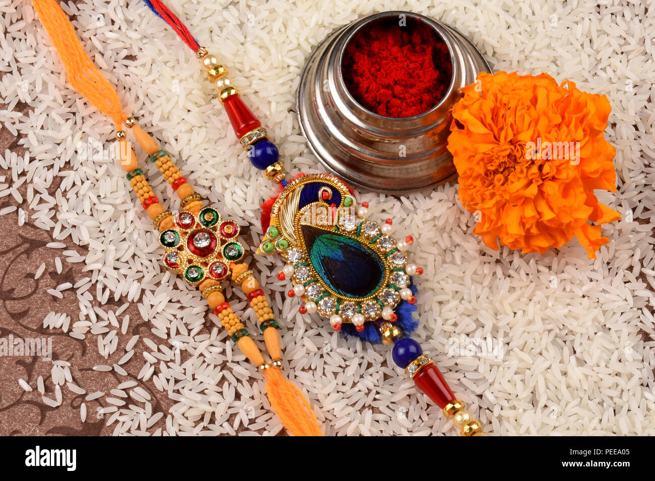 Festival indien Raksha bandhan, rakhi avec du riz et des fleurs,kumkum Banque D'Images