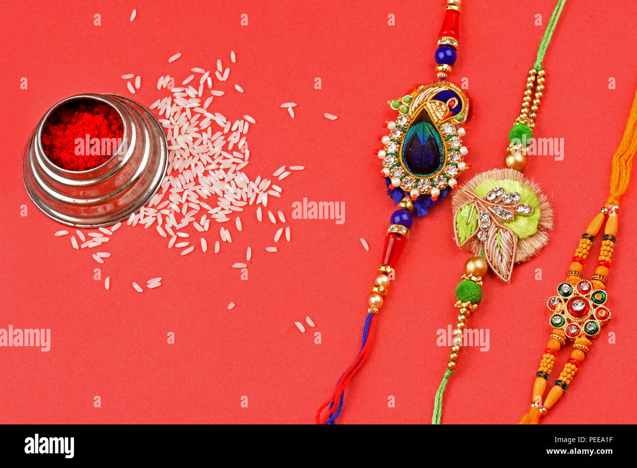 Festival indien Raksha bandhan, rakhi avec du riz et des fleurs,kumkum Banque D'Images Festival indien Raksha bandhan, rakhi avec du riz et des fleurs,kumkum Banque D'Images