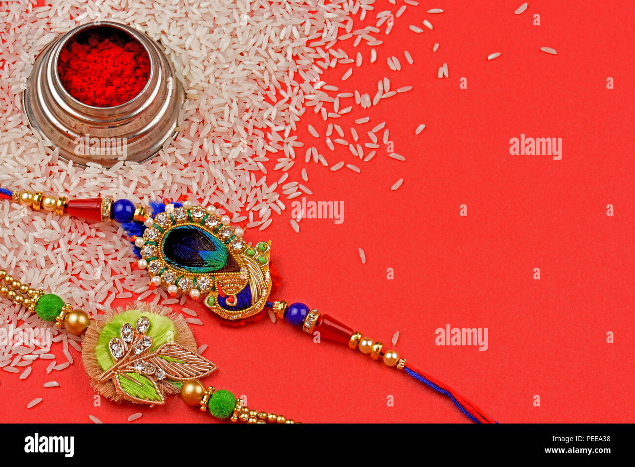 Festival indien Raksha bandhan, rakhi avec du riz et des fleurs,kumkum Banque D'Images Festival indien Raksha bandhan, rakhi avec du riz et des fleurs,kumkum Banque D'Images