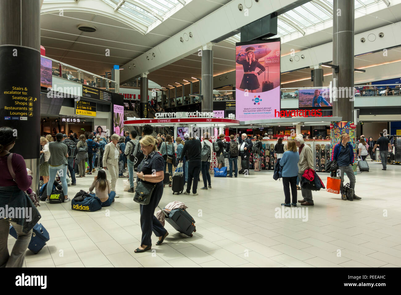 Les passagers du transport aérien dans la zone Duty Free à l'aéroport de Gatwick, Crawley, West Sussex, UK Banque D'Images