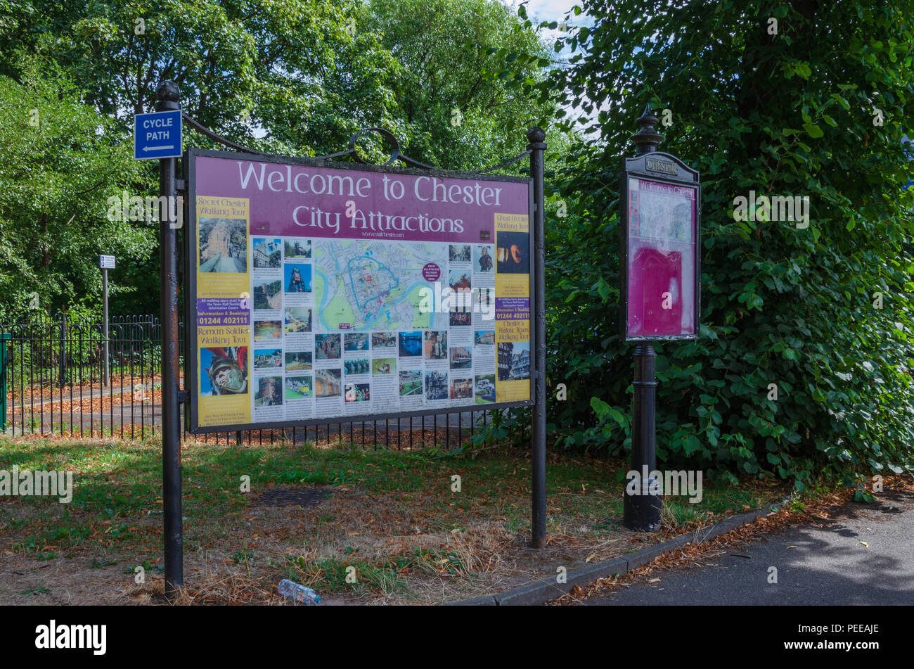 Chester, Royaume-Uni : Aug 6, 2018 : Un signal d'information accueille les visiteurs de la ville historique de Chester. L'enseigne affiche une carte et des informations générales de l'en Banque D'Images