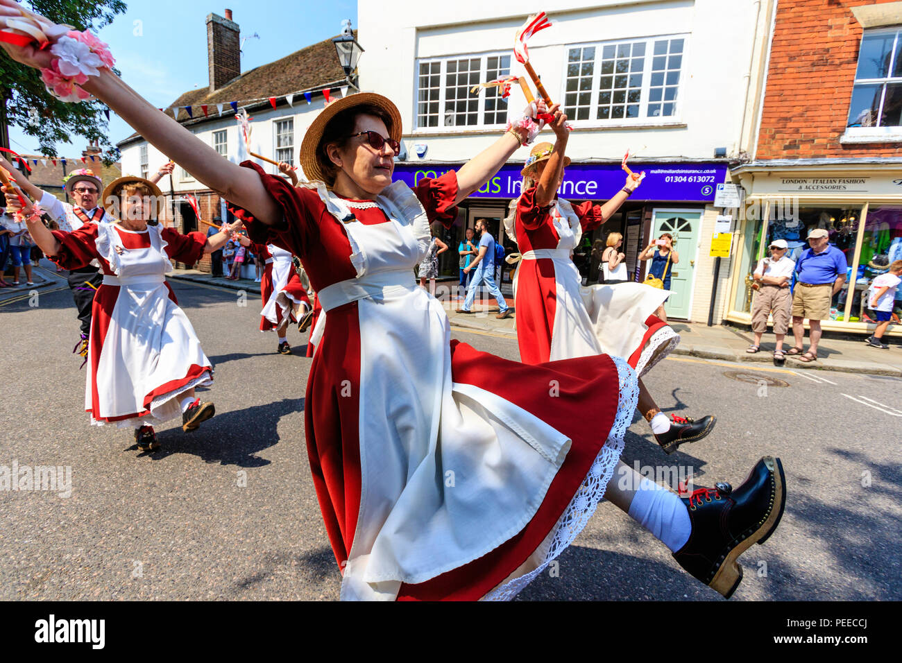 Danse folklorique traditionnel anglais, les femmes de l'augmentation des Alouettes équipe morris en dansant dans la rue, à la Folk Festival Ale et Sandwich Banque D'Images