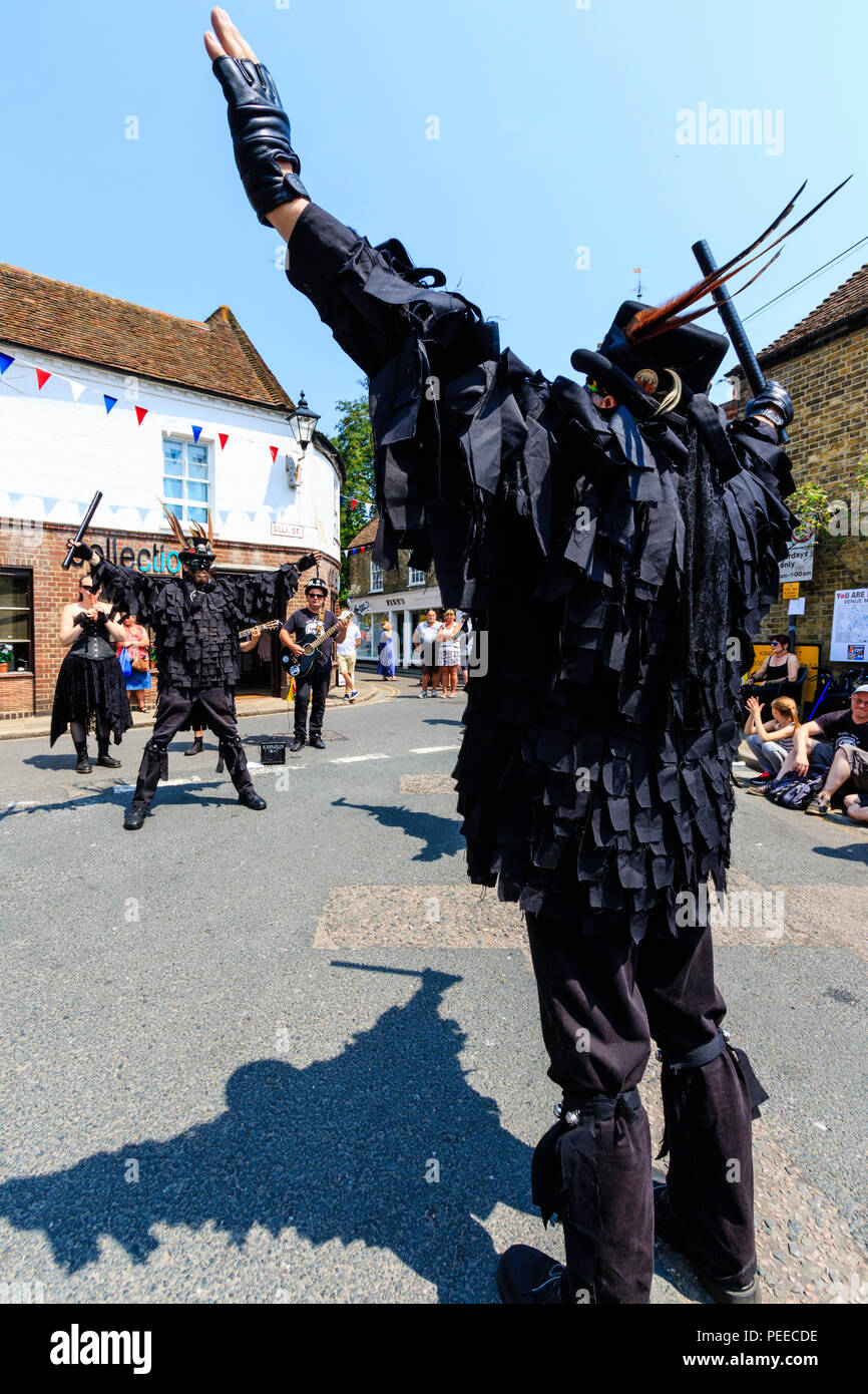 Danse folklorique traditionnel anglais, Wolfs chef Morris dance, côté en noir vestes tatter, danser dans la rue à la Folk Festival Ale et Sandwich. Banque D'Images