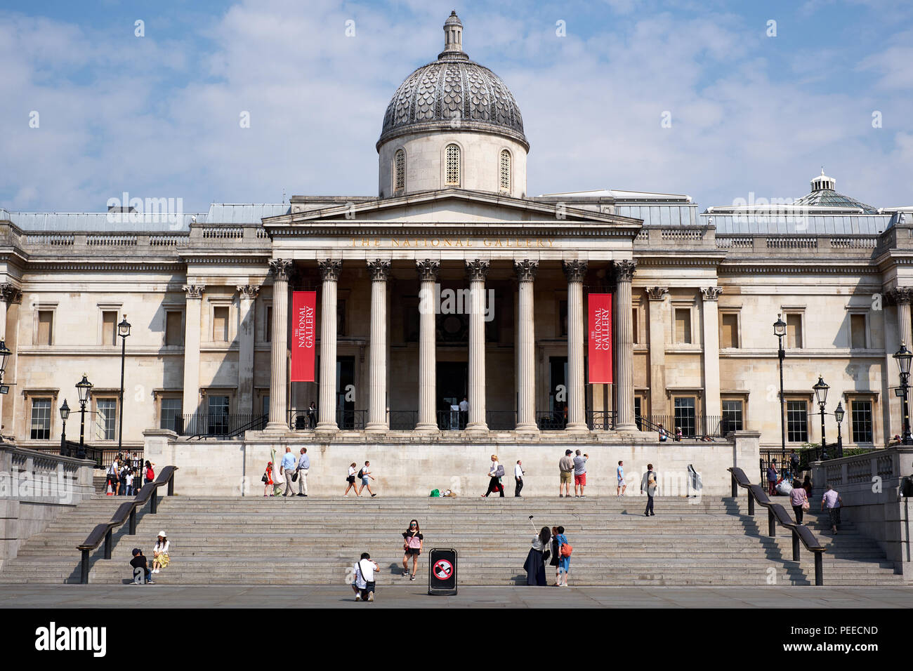 L'entrée de la National Gallery, Londres de Trafalgar Square, un endroit  touristique populaire Photo Stock - Alamy