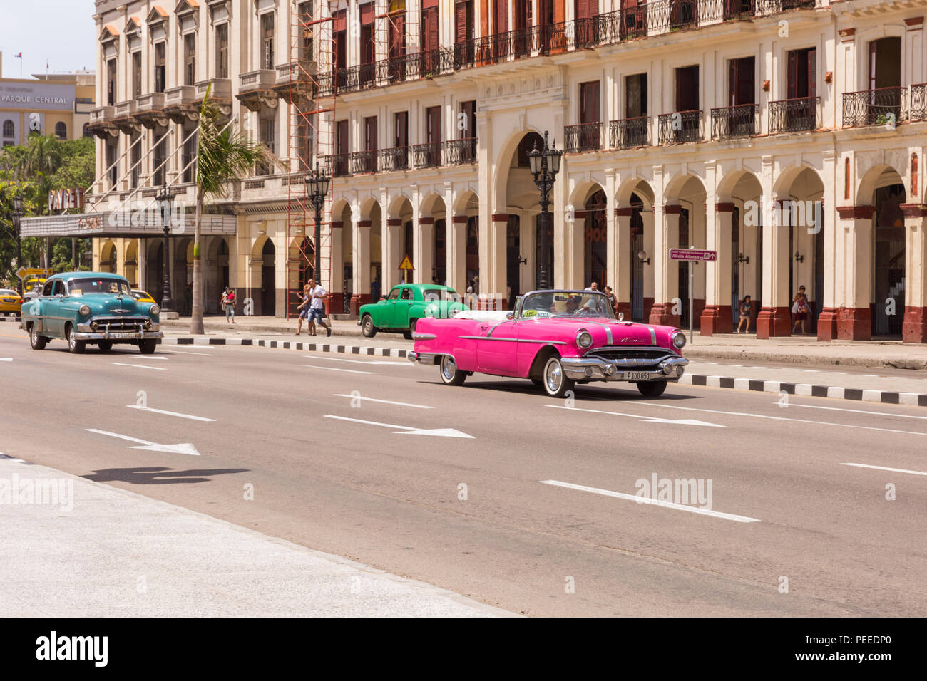 Les gens et les voitures classiques américaines dans Paseo de Marti, Paseo Prado, Habana Vieja, La Havane, Cuba Banque D'Images