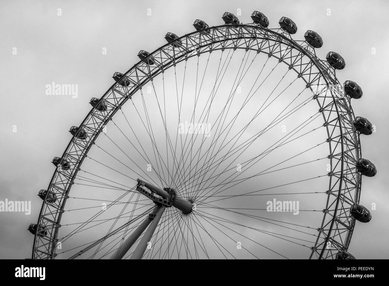 Un détail de la London Eye, la grande roue à Londres en Angleterre. Photo noir et blanc d'un jour de pluie. Banque D'Images