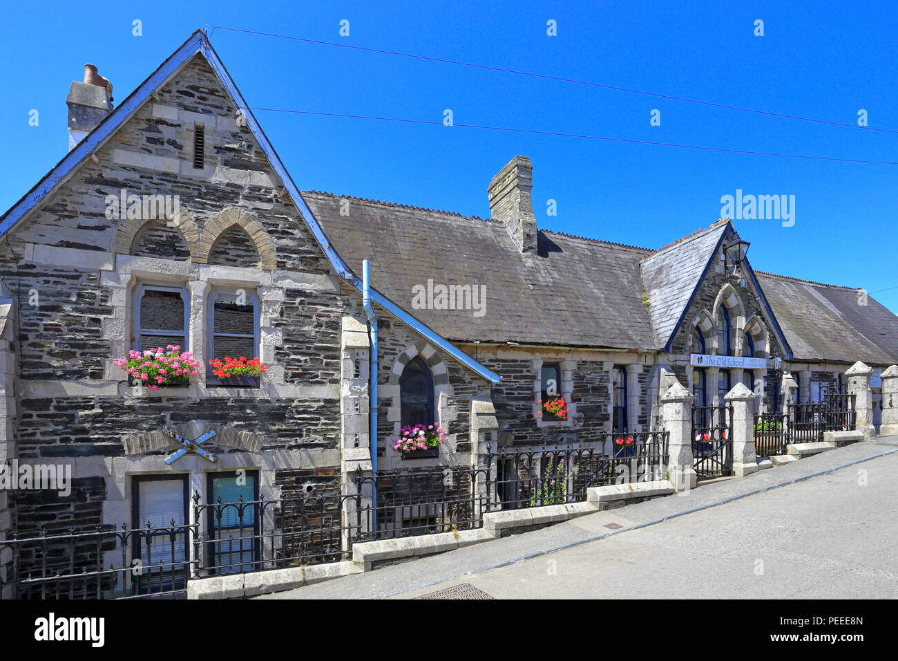 La vieille école Hôtel et restaurant, port Isaac, l'emplacement de la série ITV Doc Martin, Cornwall, England, UK. Banque D'Images