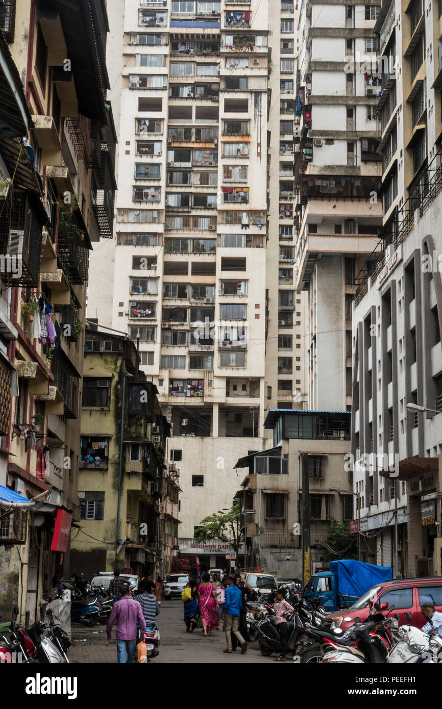 La haute tour d'habitation vivant au centre-ville de Mumbai, Inde Banque D'Images