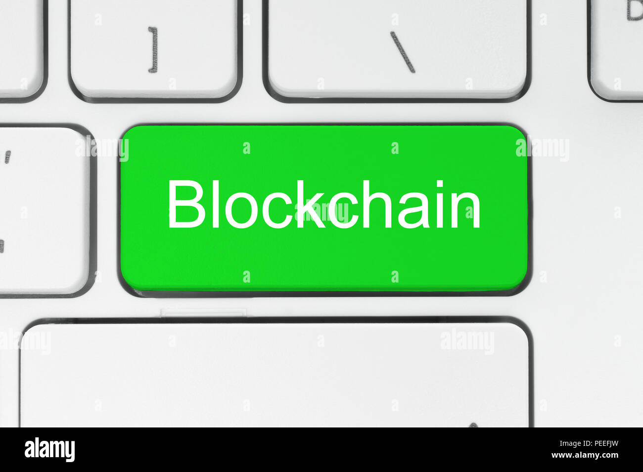 Blockchain concept. Bouton vert avec Blockchain mot sur le clavier, close-up Banque D'Images