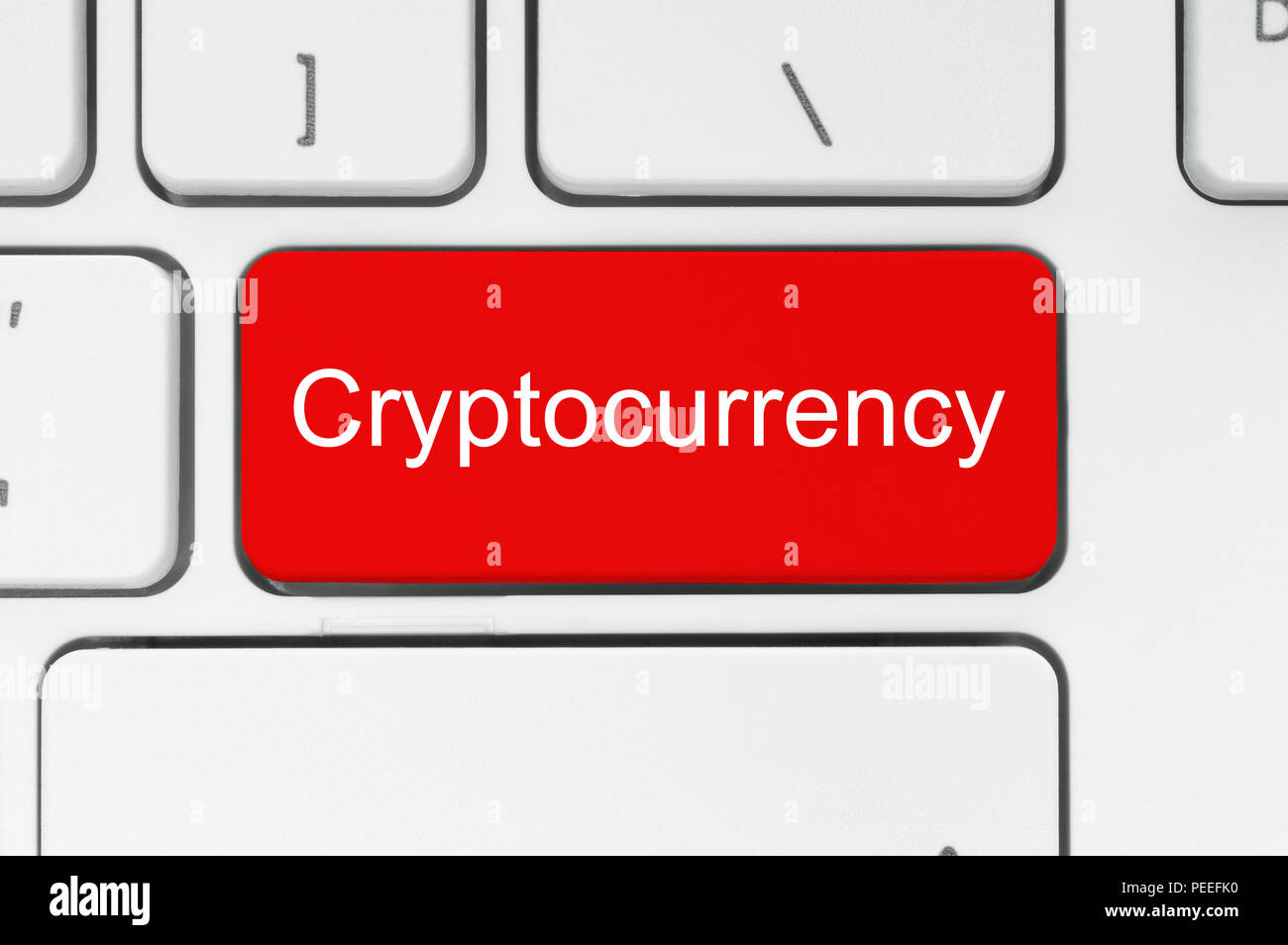 Concept Cryptocurrency. Bouton rouge avec Cryptocurrency mot sur le clavier, close-up Banque D'Images