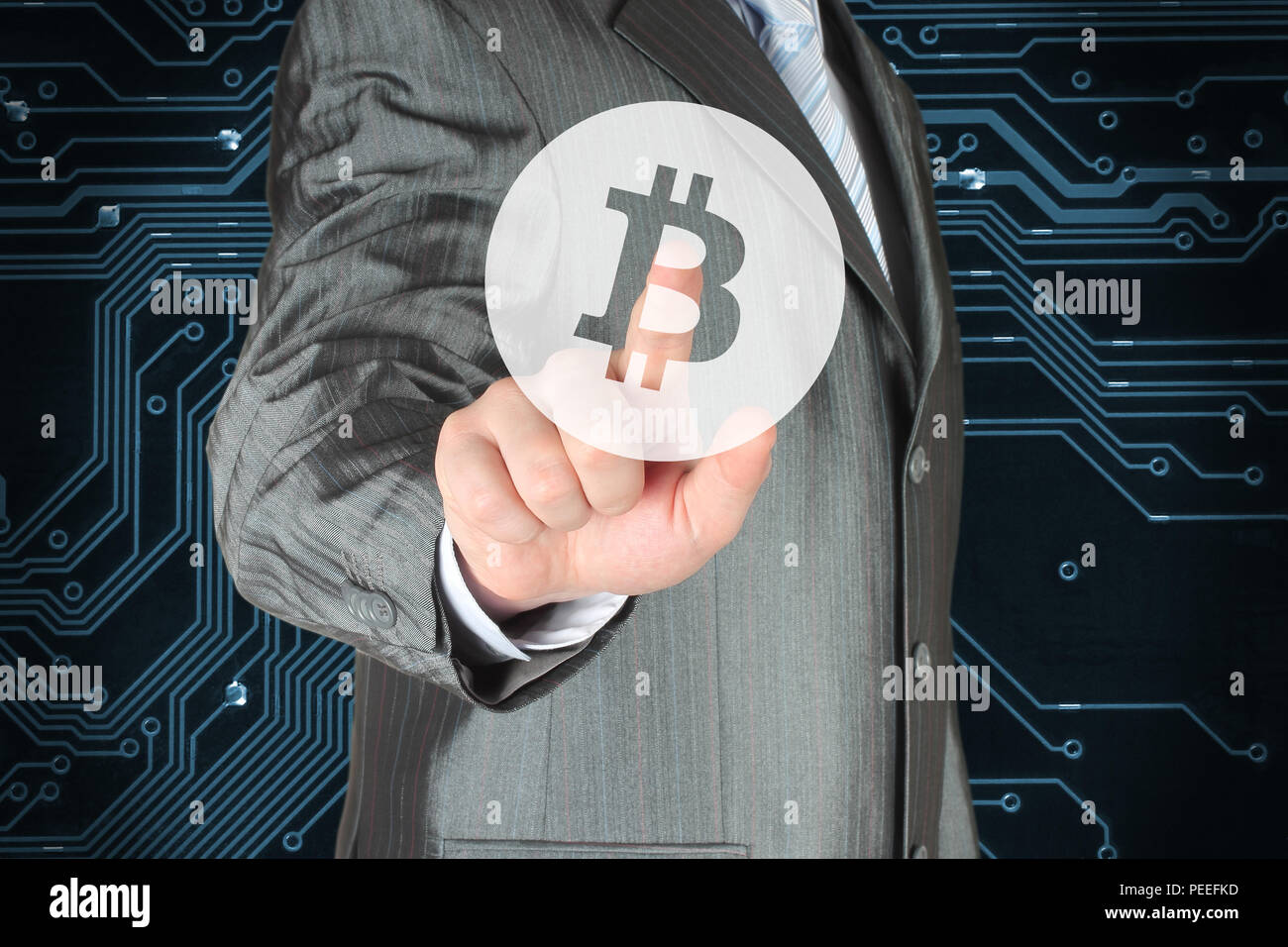 Businessman pushing bouton virtuel avec symbole Bitcoin sur fond numérique Banque D'Images