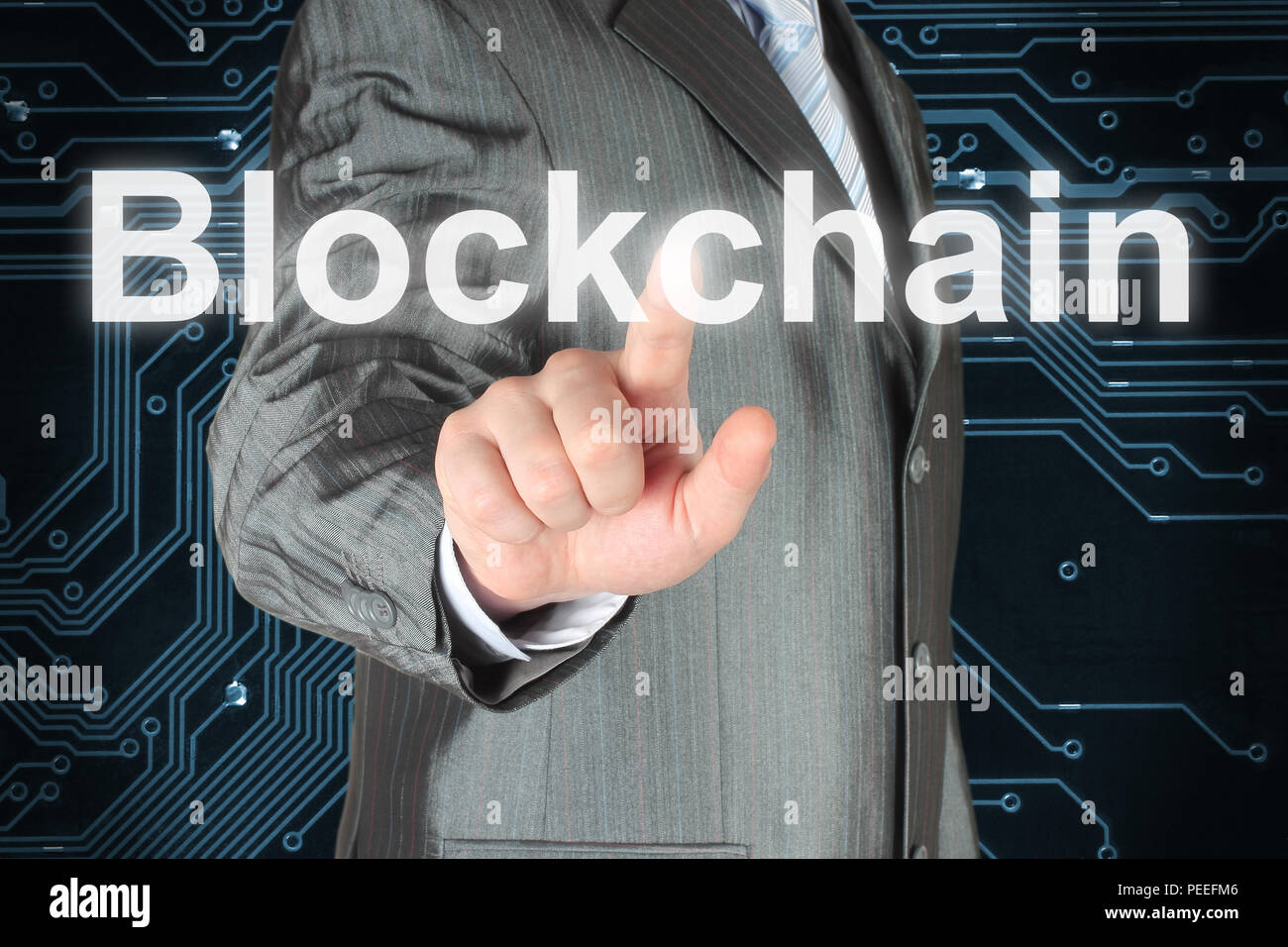 Businessman pushing virtual Blockchain mot sur fond numérique Banque D'Images