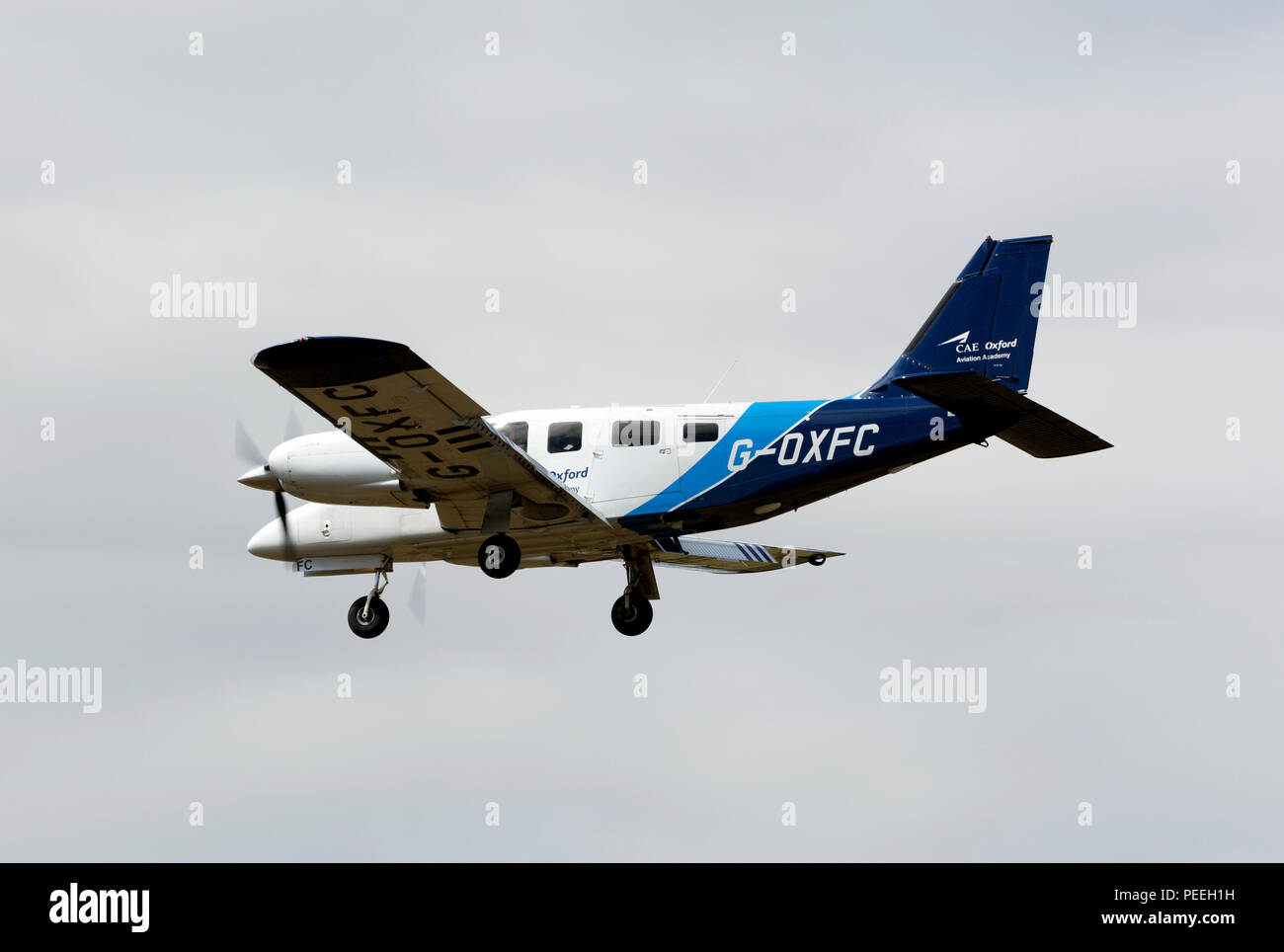 Piper PA-34 220T Seneca V- de l'Oxford Aviation Academy, à l'atterrissage à Oxford, Oxfordshire, UK (G-) OXFC EST Banque D'Images