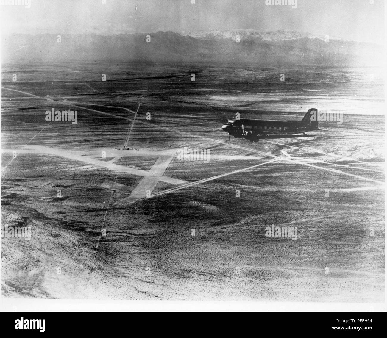 En 1941, Western Air Express Airfield a servi de plaque tournante pour les vols passagers et postaux reliant Los Angeles et Salt Lake City. L'aérodrome faisait partie du développement de l'aviation commerciale aux États-Unis. Elle devint plus tard la base aérienne de Nellis, une installation clé de l'US Air Force pour l'entraînement, les essais d'armes et les exercices opérationnels. La base aérienne de Nellis continue d'accueillir une formation avancée des pilotes, des exercices de préparation au combat et des opérations aériennes au-dessus du Nevada. Banque D'Images