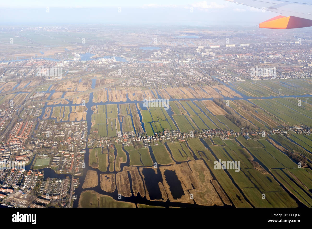 Vue sur la ville à partir de l'avion. Vue depuis la fenêtre de l'avion sur l'aile aile d'avion Port Amsterdam Holland Banque D'Images