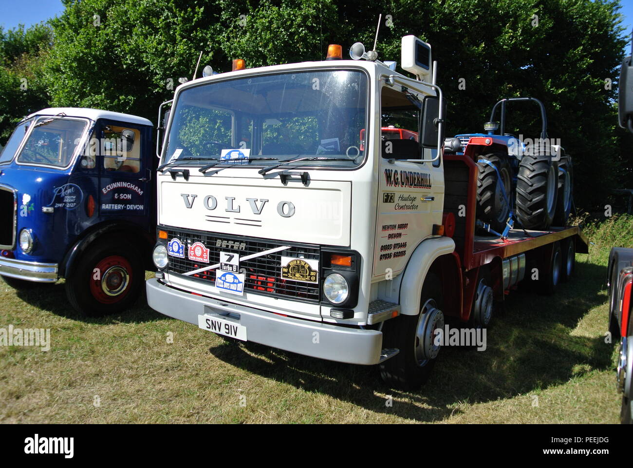 En 1979, un camion Volvo F7-31 de Castor (à droite) stationné à côté d'un camion à plateau 1956 Mercure AEC (gauche) à Torbay, juste à vapeur Churston, Devon, Angleterre. Banque D'Images