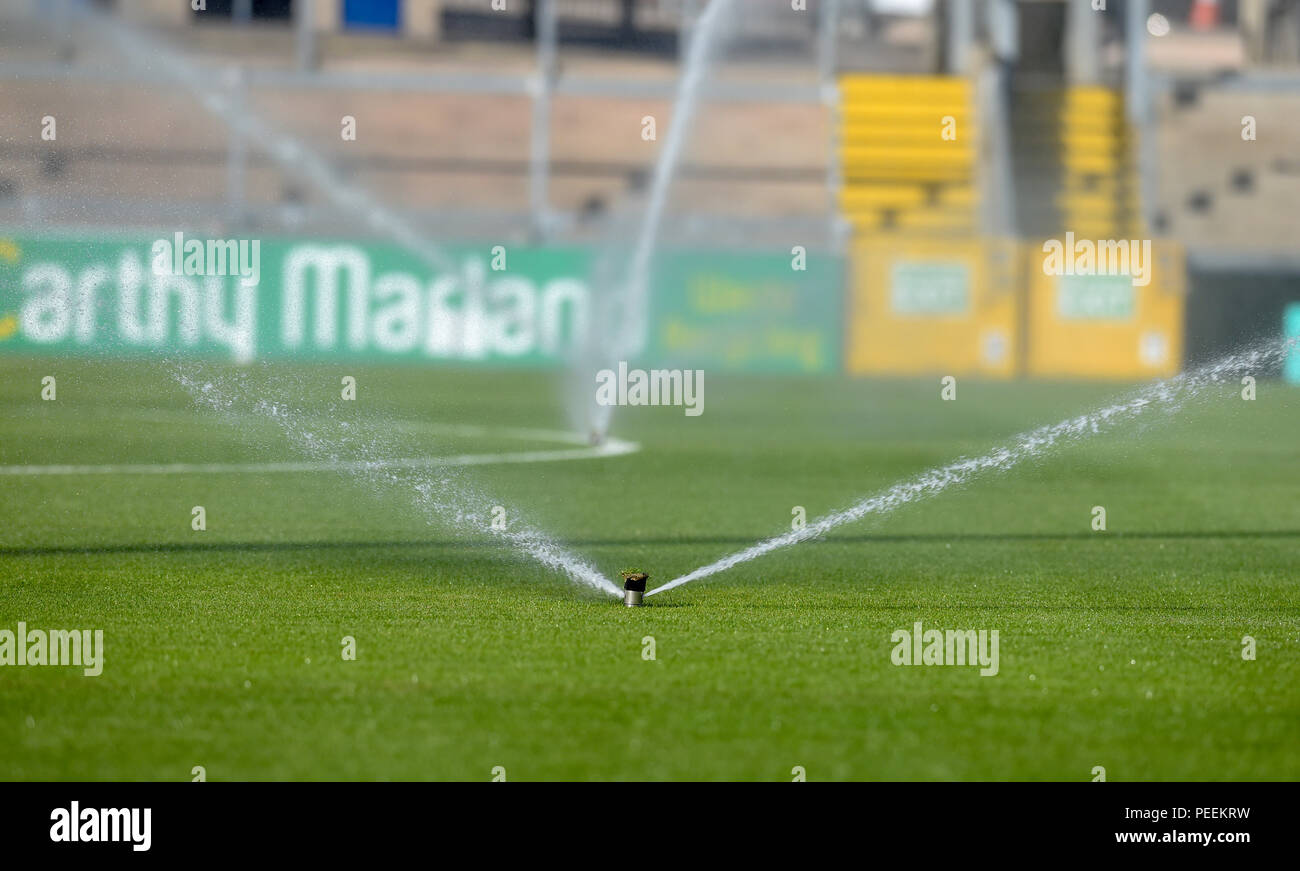 Le monument égyptien au sol terrain de football sur herbe système d'arrosage Banque D'Images