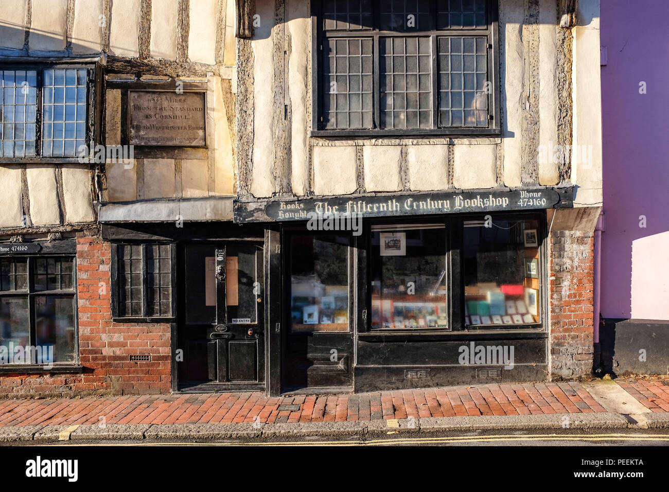 Le centre-ville de Lewes, East Sussex UK - La célèbre librairie du xve siècle Banque D'Images