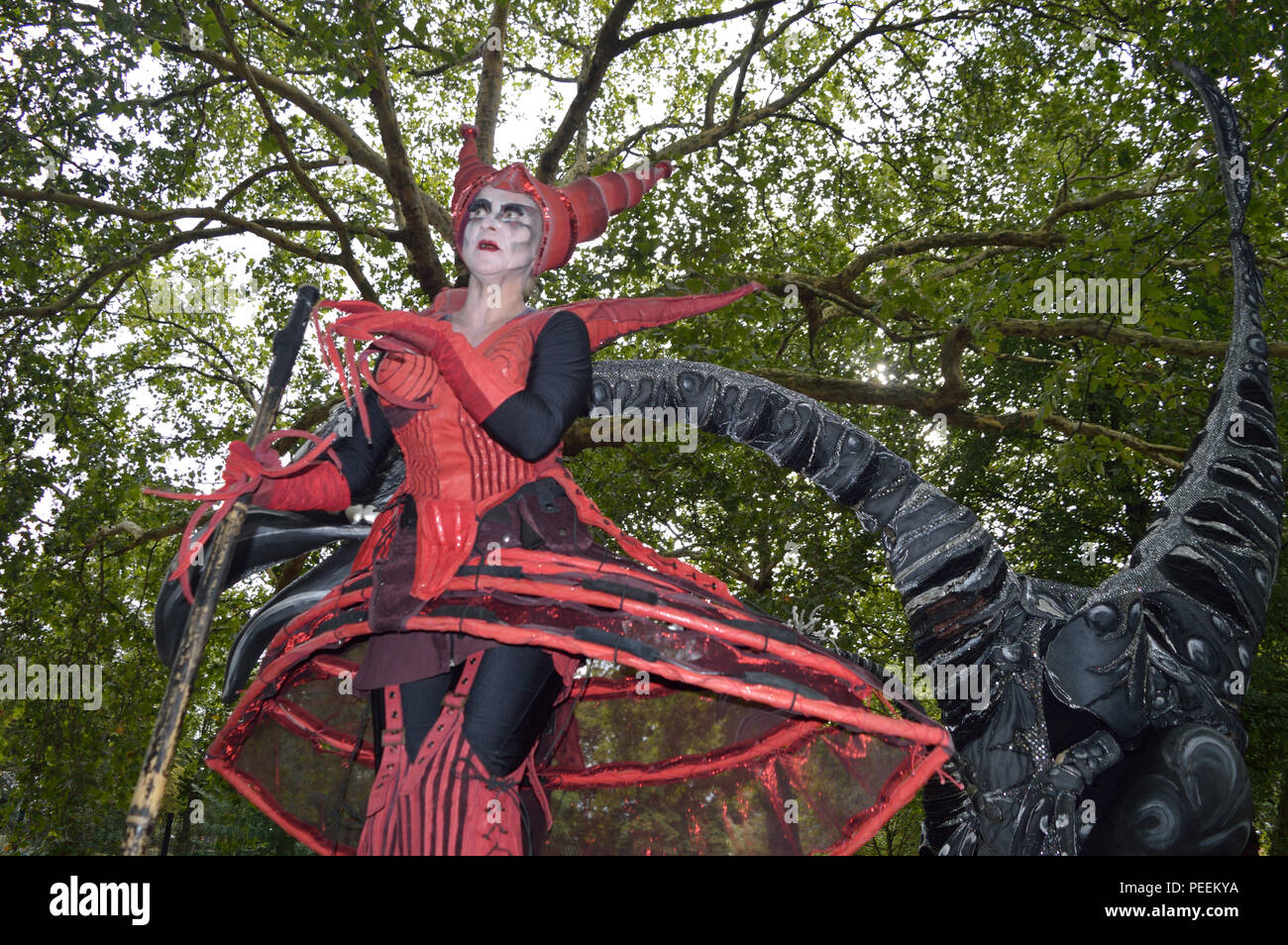 Dutch Street Theatre group Fermer Act Theatre Performing leur saurien spectacle au Festival 2018 à North Woolwich Ferry, Newham, London Banque D'Images