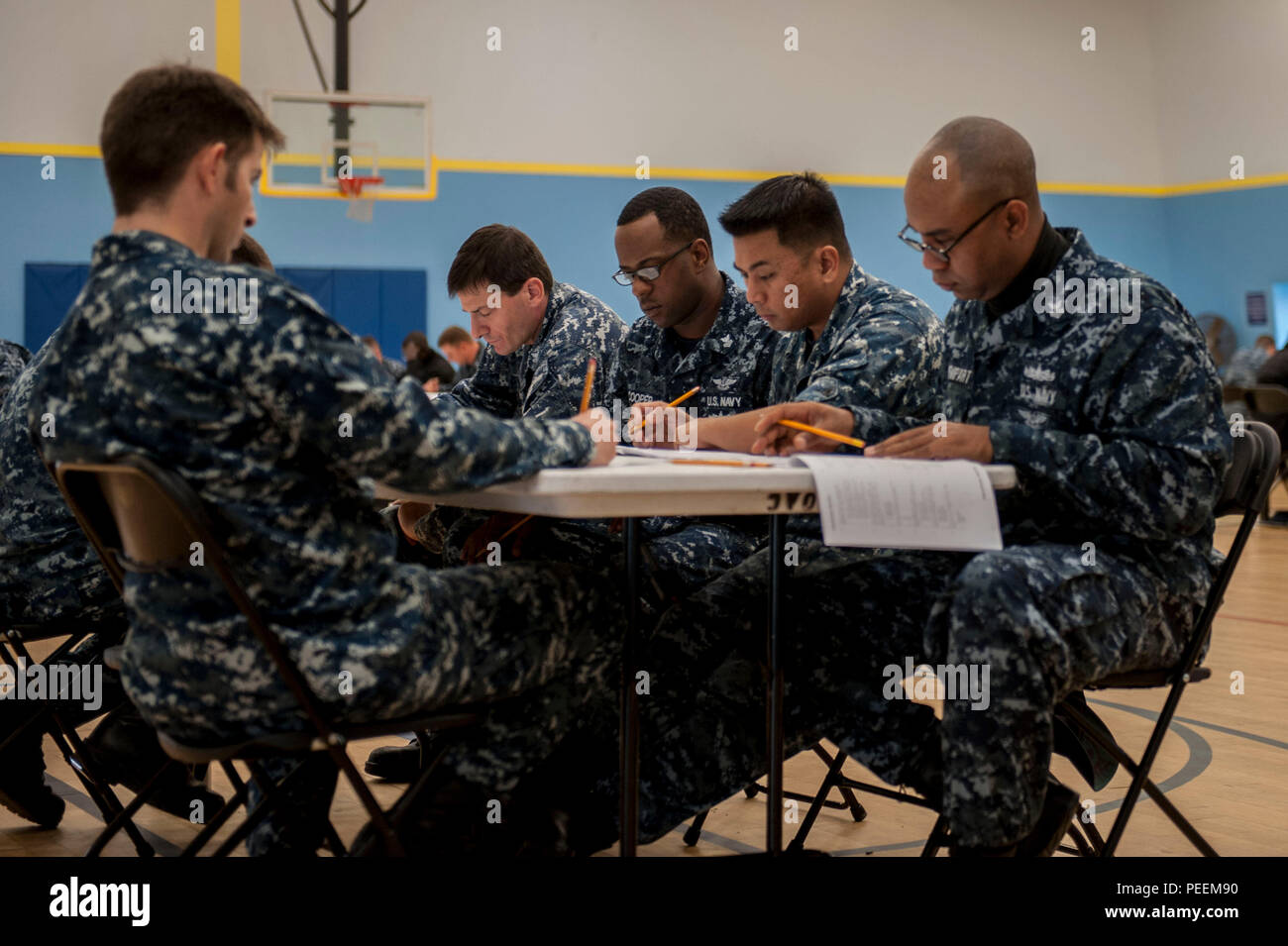 160121-N-VR008-014 SAN DIEGO (janv. 21, 2016) - première classe les sous-officiers affectés à l'assaut amphibie USS America (LHA 6) prendre l'ensemble de la Marine E-7 promotion examen à côté port centre de remise en forme sur la base navale de San Diego le 21 janvier. L'Amérique est actuellement l'objet d'un Post-Shakedown Disponibilité (PSA) dans lequel l'équipage du navire et les entrepreneurs affectés apporter des améliorations à la conception du navire. (U.S. Photo par marine Spécialiste de la communication de masse 3 Classe Kyle Goldberg/libérés) Banque D'Images