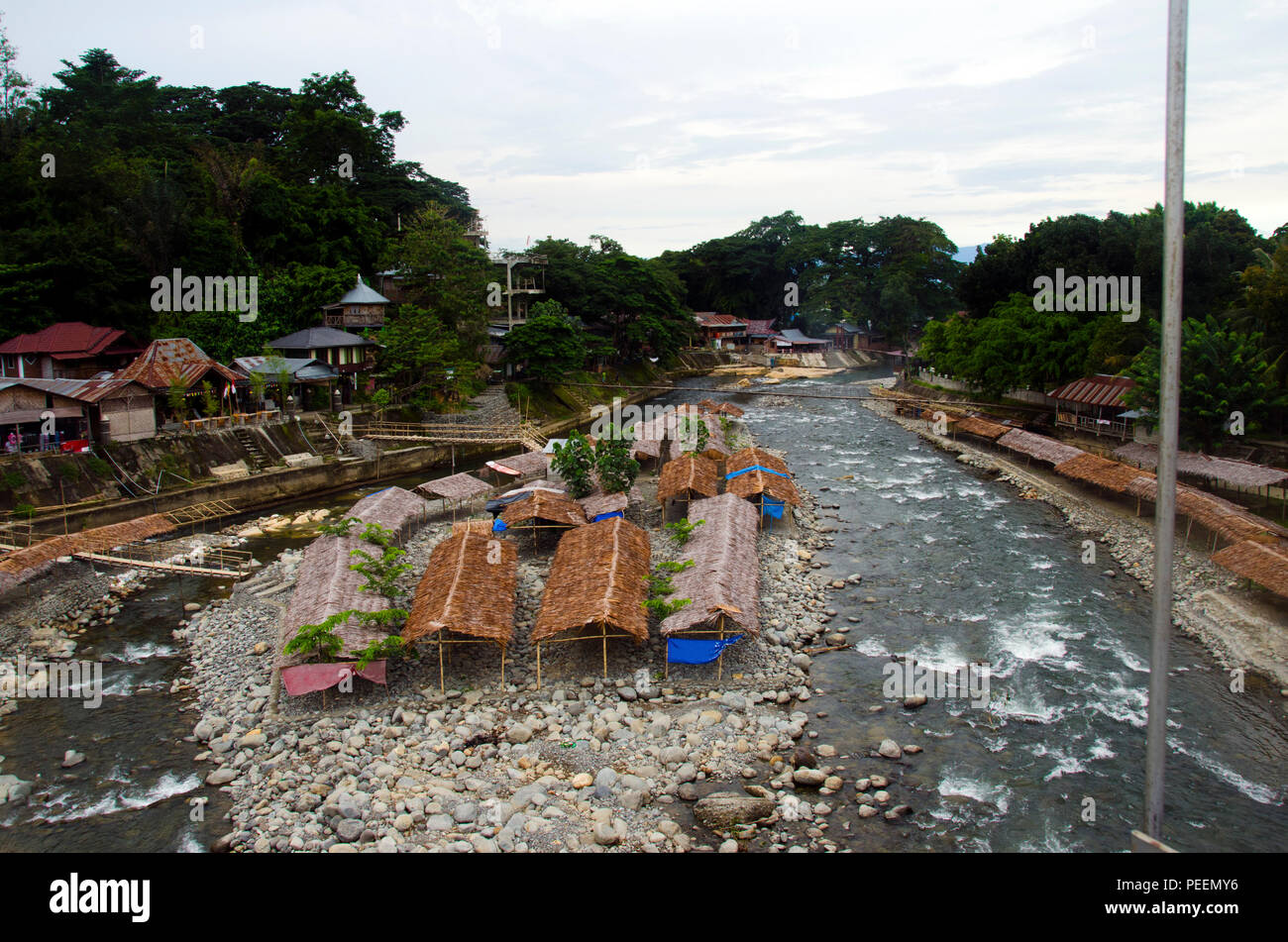 Bukit Lawang village, les toits, et la jungle, Sumatra, Indonésie Banque D'Images