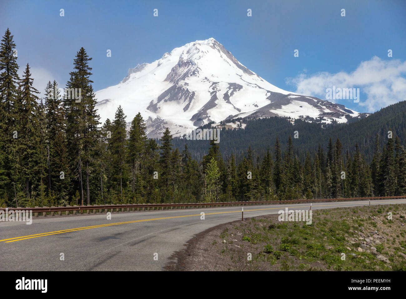 L'autoroute 35 dans les courbes de l'Oregon en premier plan comme il passe d'une vue imprenable sur le glacier du Mont Hood et les forêts ci-dessous. Banque D'Images