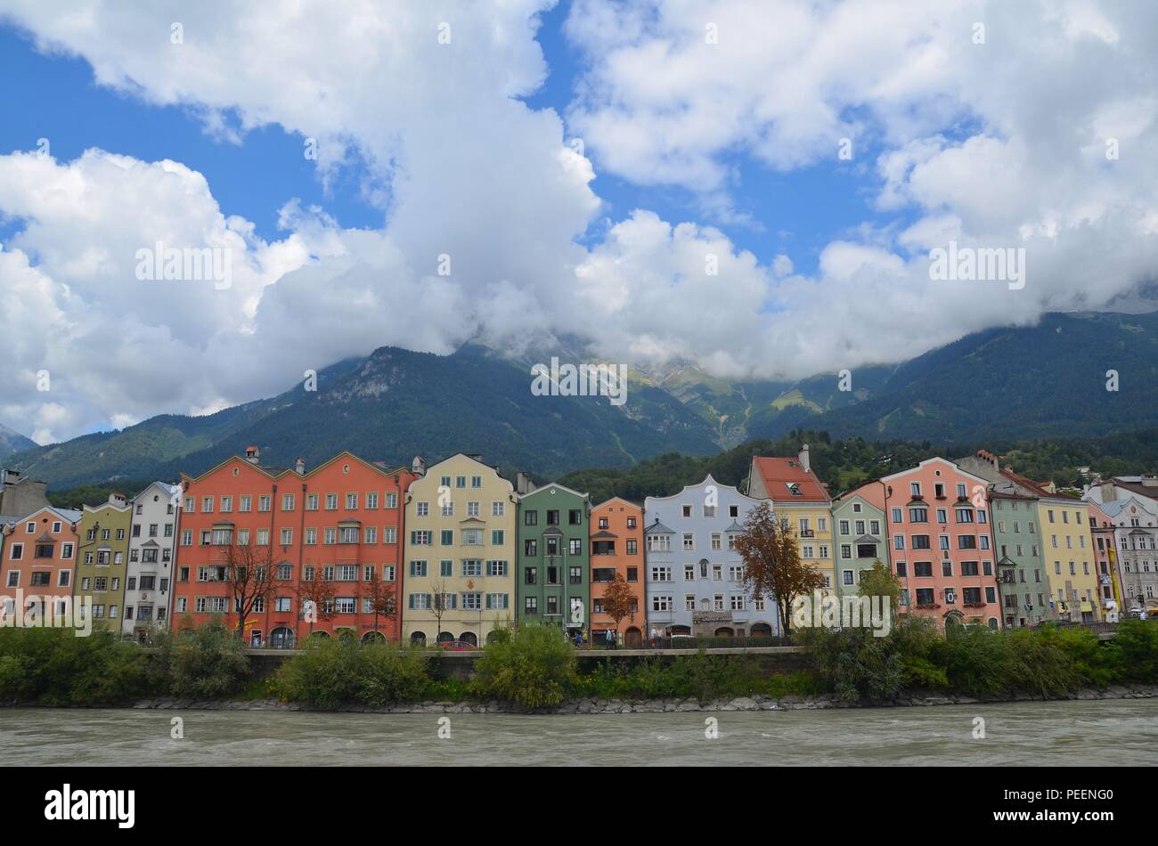 Innsbruck, die Hauptstadt Tirols, Österreich (Autriche) : Altstadthäuser Am Ufer des Inn dans der Vorstadt Hötting, Wolken und die Alpen Banque D'Images