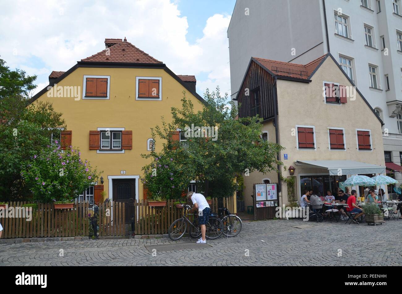 München, die Hauptstadt Bayerns (Deutschland) : Altstadthäuser um den Wiener Platz à Au-haidhausen Banque D'Images