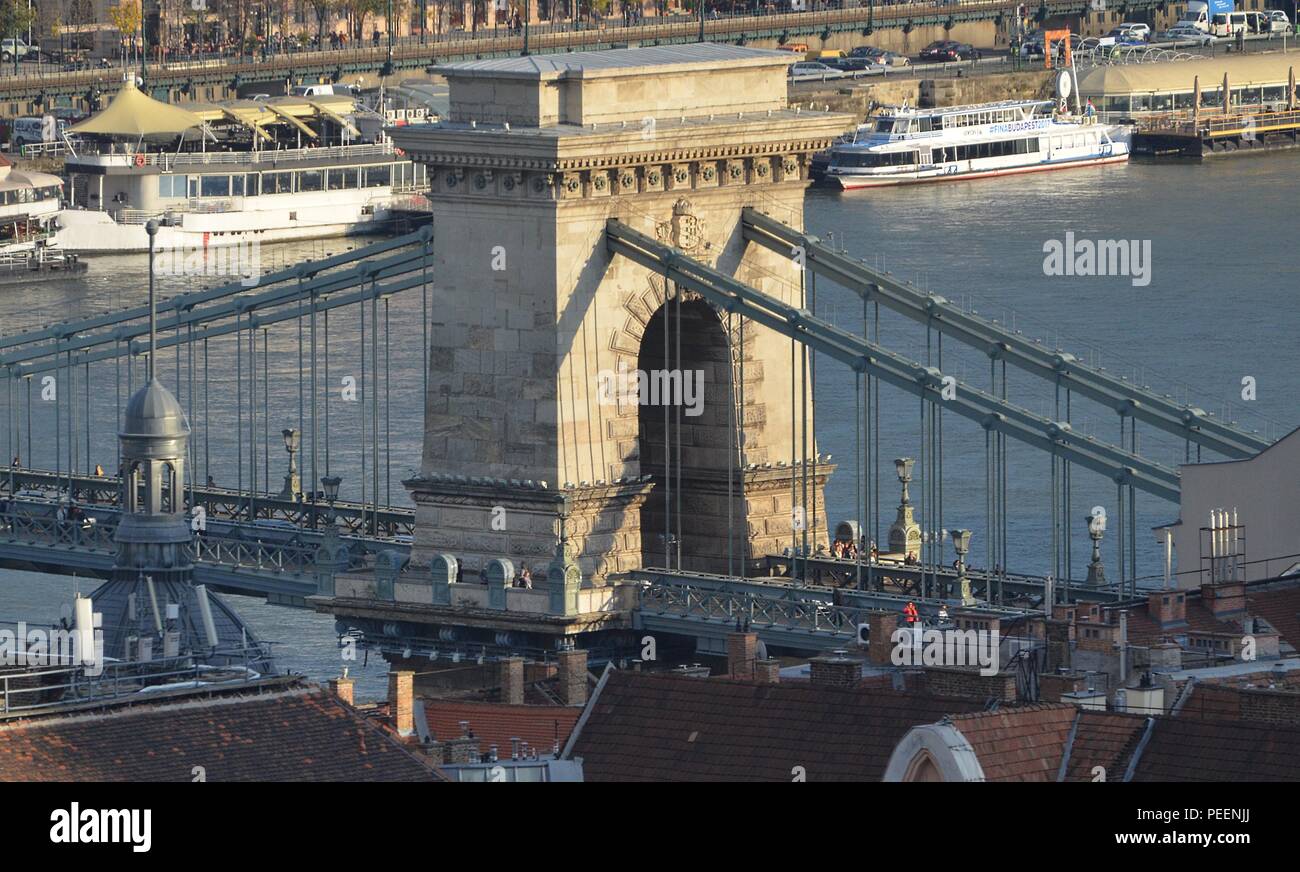 Pont des chaînes à Budapest, Hongrie, construit en 1849, conçu par William Tierney Clark. Vue vers Pest du Danube sur la rivière avec les bateaux de croisière. Banque D'Images