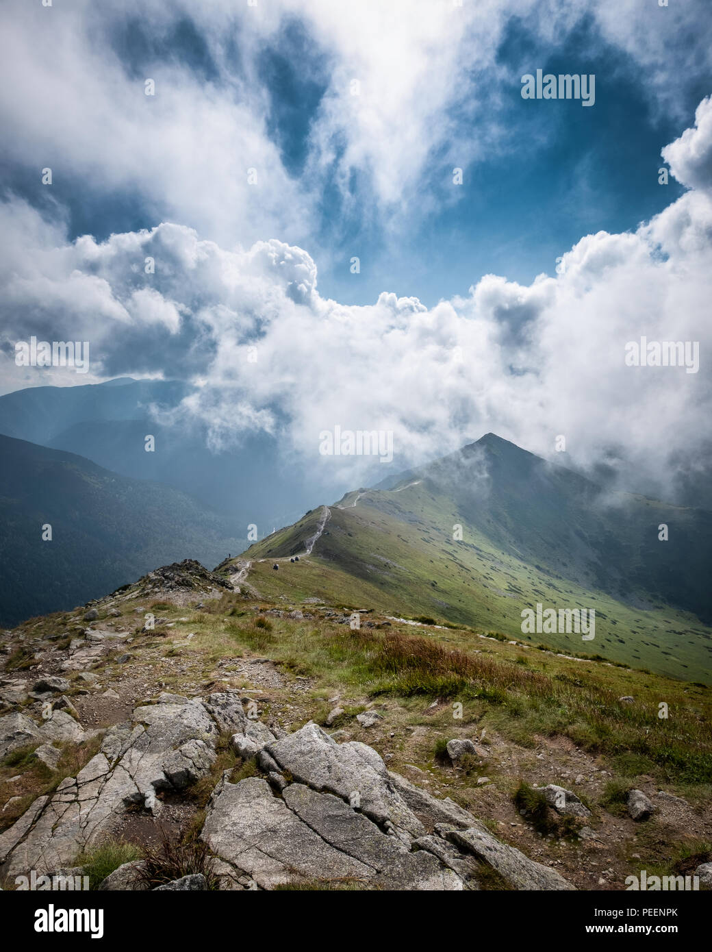 Vue panoramique sur la montagne, avec des nuages bas en journée d'été dans les montagnes Tatras, Pologne Banque D'Images
