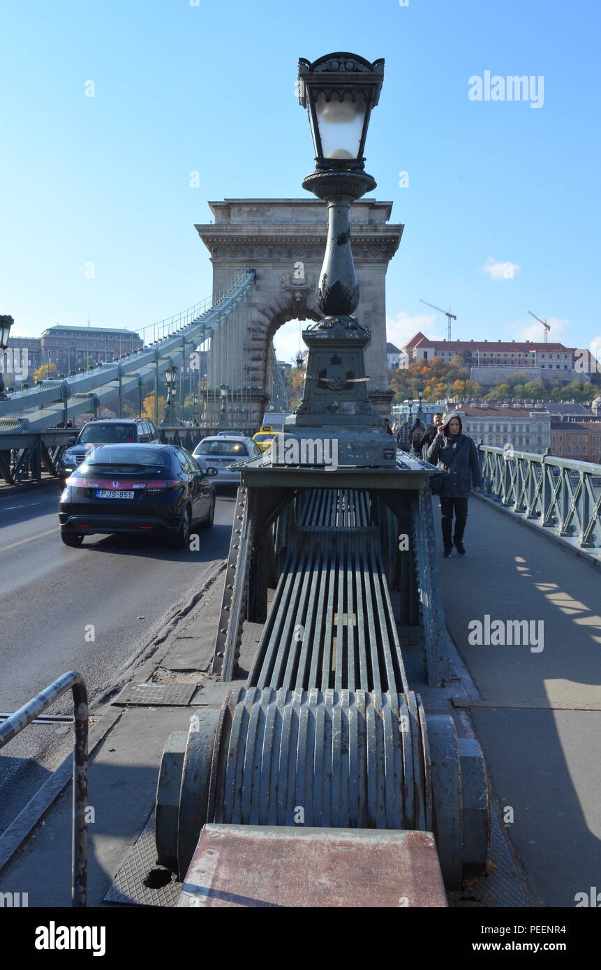 Lampe de style néo-classique de conception de poste sur le Pont des Chaînes à Budapest, Hongrie, construit en 1849, conçu par William Tierney Clark Banque D'Images