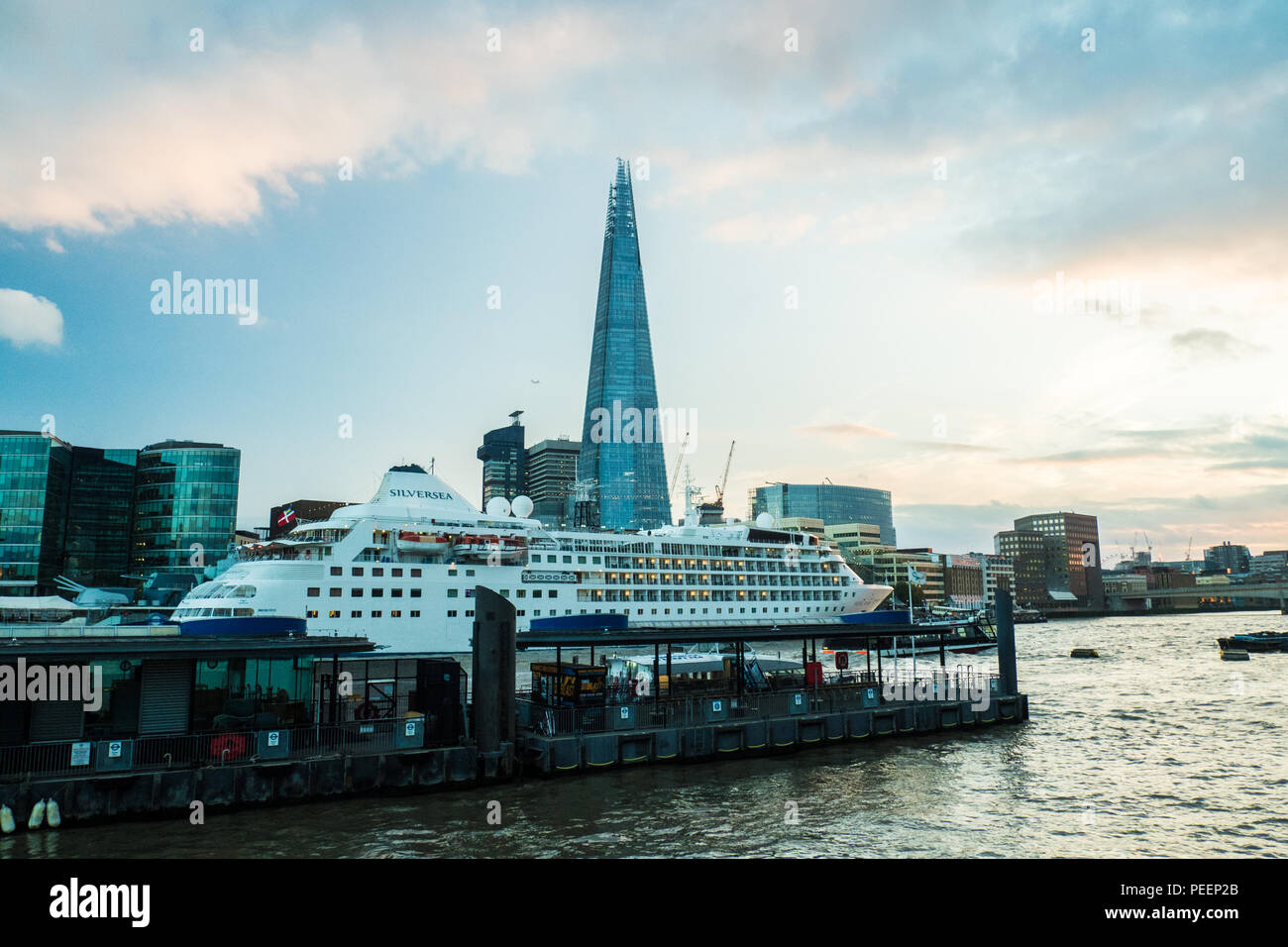 Bateau de croisière sur la Tamise avec le tesson de verre (gratte-ciel), Londres. Banque D'Images