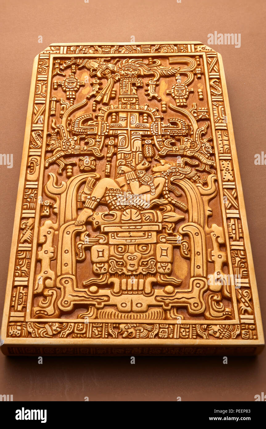 "L'astronaute Palenque' (En fait, représentant l'arbre du monde maya avec Pakal offert en sacrifice, les mains liées) - Réplique de la tombe de Pakal couvercle Banque D'Images