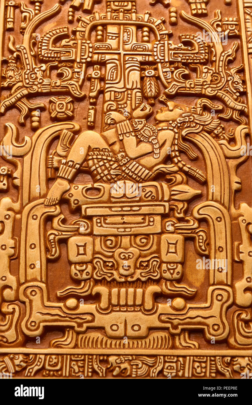 "L'astronaute Palenque' (En fait, représentant l'arbre du monde maya avec Pakal offert en sacrifice, les mains liées) - Réplique de la tombe de Pakal couvercle Banque D'Images