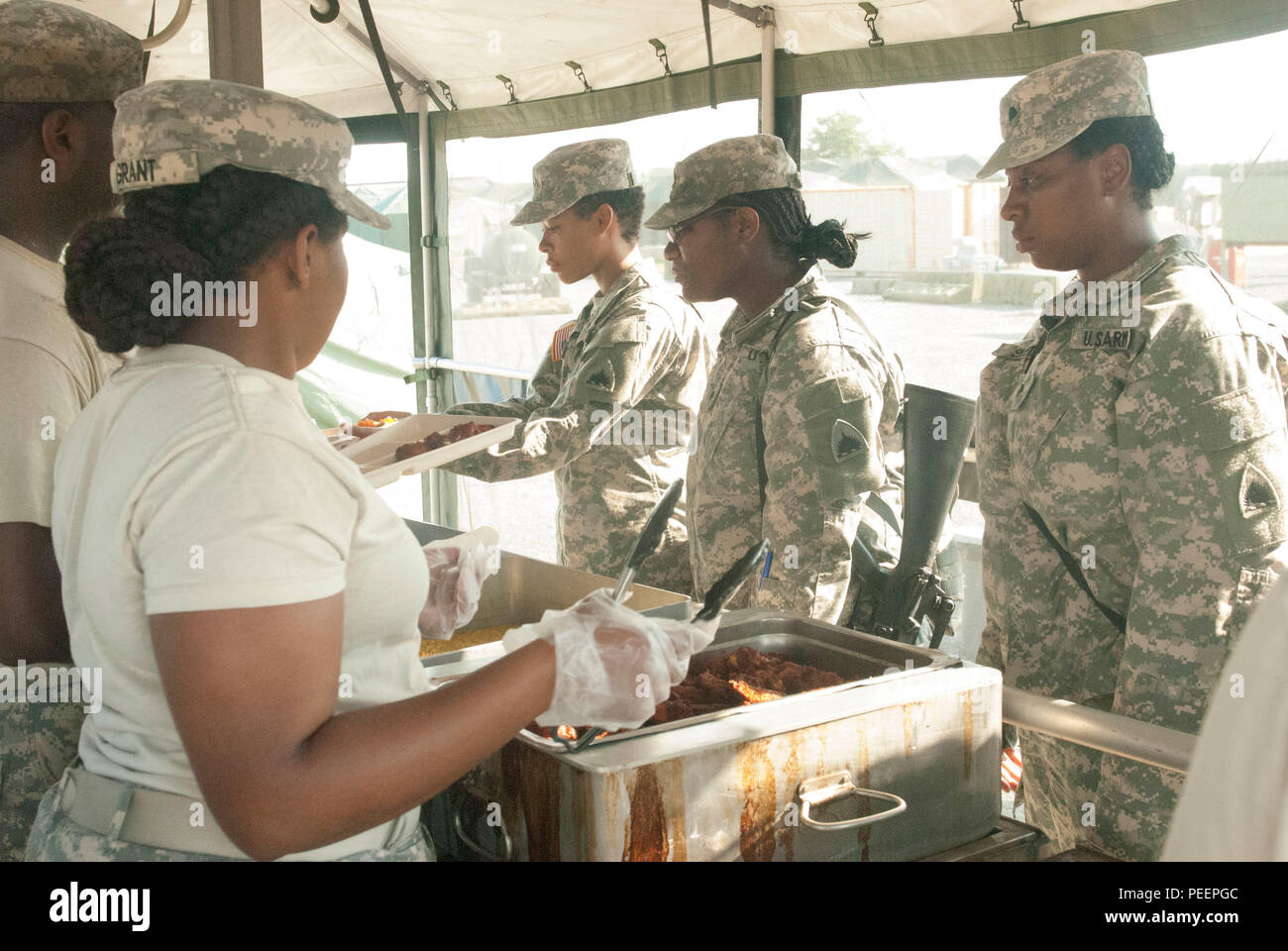 District de Columbia Army National Guard (DCNG) Soldats en ligne pour chow sur un chariot de Cuisine Mobile au cours de la DCNG 2015 l'exercice annuel d'entraînement à Fort Dix, New Jersey. Banque D'Images