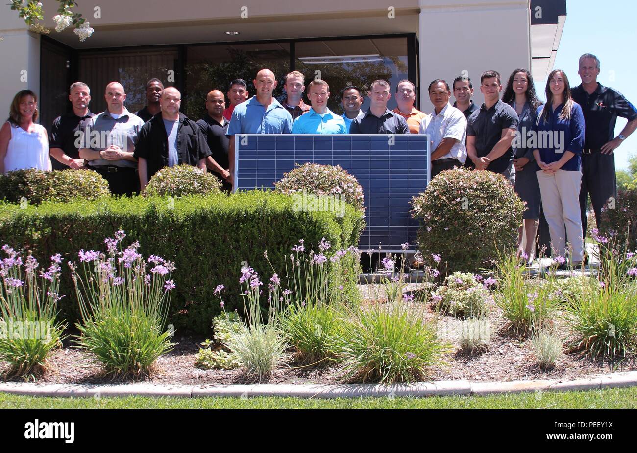 Les membres de la transition et les anciens combattants se réunissent à l'Ambassadeur de l'énergie dans Murrieta, Californie pour participer à un niveau d'entrée de 80 h d'installation PV solaire Design Cours de formation qui a été offerte au service des adhérents par une bourse d'énergie sans frais. La bourse qui a été offert par l'ancien combattant et l'Ambassadeur de l'actif et la transition des anciens combattants donne de l'énergie des membres de l'instruction de classe mondiale et des mains sur la formation avant de passer le Conseil nord-américain de l'énergie certifié praticiens (NABCEP) Niveau d'examen. L'ancien combattant actif est un 501c3 non-lucratif wh Banque D'Images