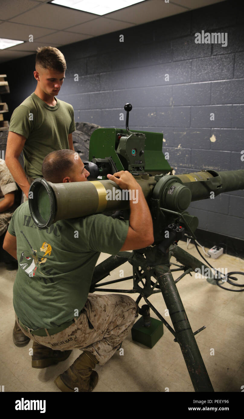Lance le Cpl. Abushebab Hamdem, avant, un missile antichar combinée avec l'homme Anti-Armor peloton, compagnie de l'équipe d'Armes, 2e Bataillon, 2e Régiment de Marines, prépare pour recharger une simulation de M41A4 système de missiles Sabre pendant une simulation de l'exercice anti-blindage à Camp Lejeune, en Caroline du Nord, le 8 août 2015. La simulation les Sabre-tube amovible, lancé, optique de repérage des missiles à guidage de fil, permettant la pratique de chargement et déchargement du système. (U.S. Marine Corps photo par le Cpl. Paul S. Martinez/libérés) Banque D'Images