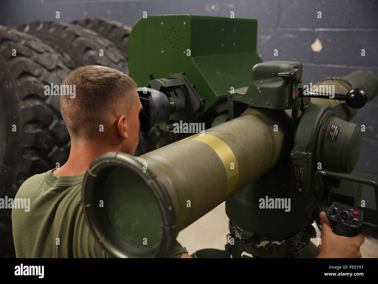 Lance le Cpl. Gentry Osborne, un missile antichar combinée avec l'homme Anti-Armor peloton, compagnie de l'équipe d'Armes, 2e Bataillon, 2e Régiment de Marines, exploite une simulation de M41A4 système de missiles Sabre pendant une simulation de l'exercice anti-blindage à Camp Lejeune, en Caroline du Nord, le 8 août 2015. La simulation de Sabre a contesté l'inclusion de Marines avec ses cibles amies et ennemies, l'essai leur jugement avant de faire feu. (U.S. Marine Corps photo par le Cpl. Paul S. Martinez/libérés) Banque D'Images