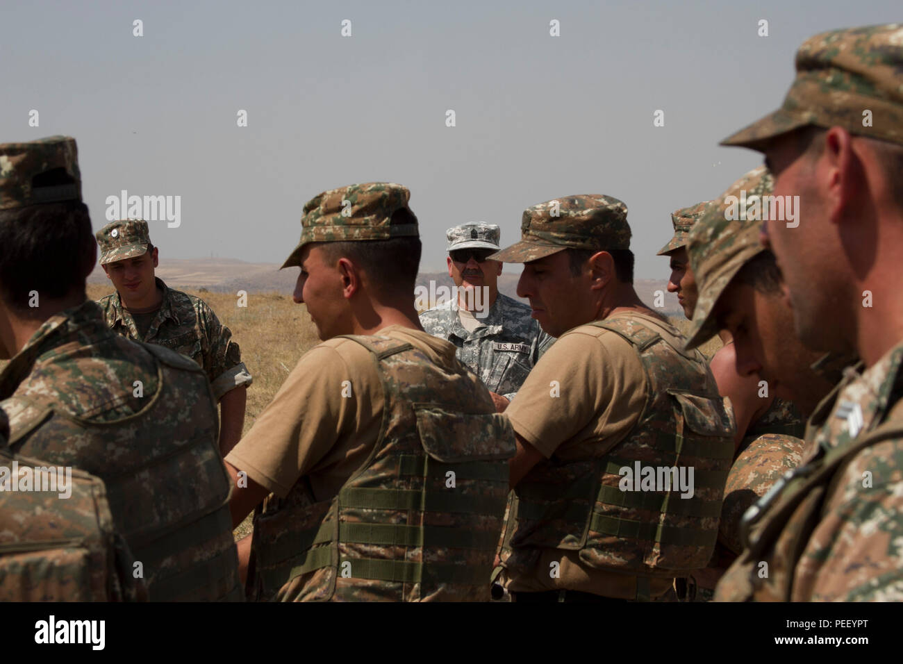 Un petit groupe de la Garde nationale du Kansas aider et conseiller les soldats de maintien de la Brigade à l'arménien d'entraînement en montagne Zar, près de Erevan, Arménie, 27 juillet - 7 août 2015, en préparation d'une grande évaluation de l'OTAN en septembre 2015. L'évaluation d'état de combat sera un point culminant d'un ans-long processus qui permettrait de certifier l'interopérabilité de la PKB arménienne à l'appui de l'OTAN des opérations de maintien de la paix. Le Kansas et l'Arménie ont été associés dans la Garde nationale de l'État du Bureau du Programme de partenariat depuis 2003. (U.S. La Garde nationale de l'armée photo par le Sgt. Madeleine Bertaud Zach/Rele Banque D'Images