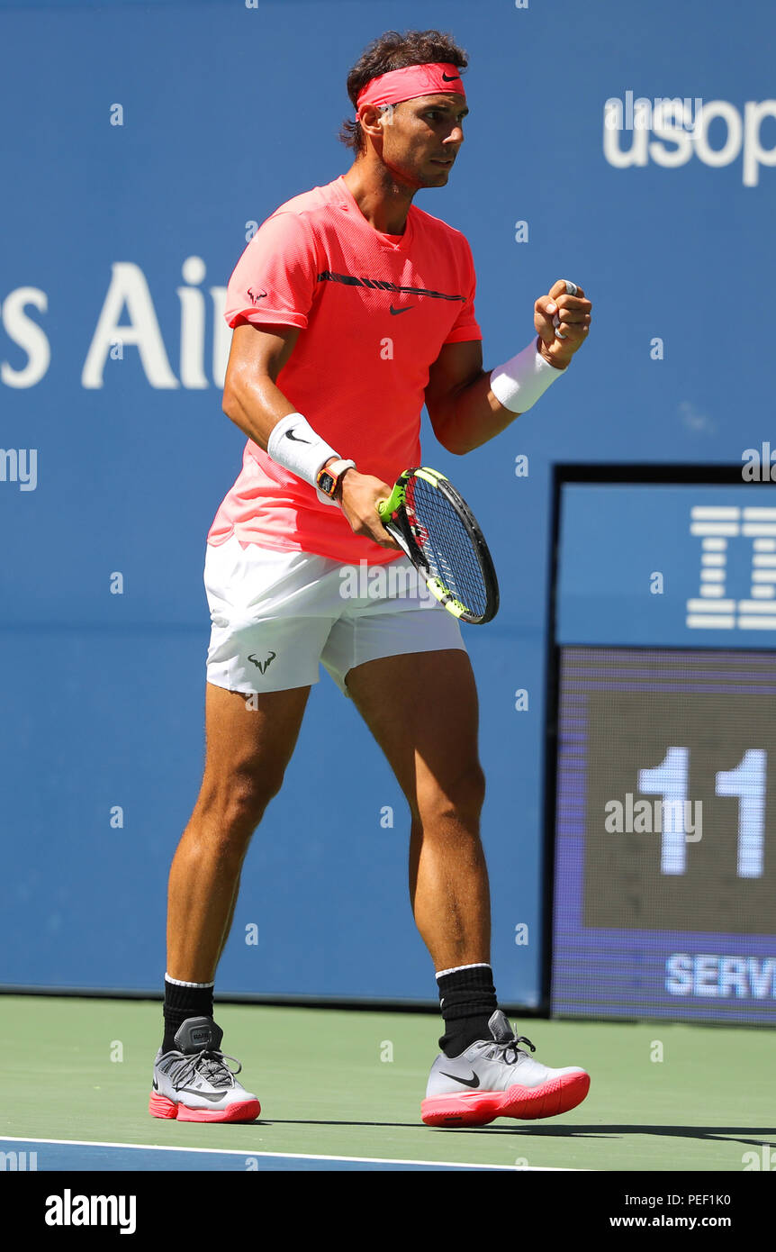 Champion du Grand Chelem Rafael Nadal de l'Espagne en action durant son US  Open 2017 premier tour match à Billie Jean King National Tennis Center  Photo Stock - Alamy