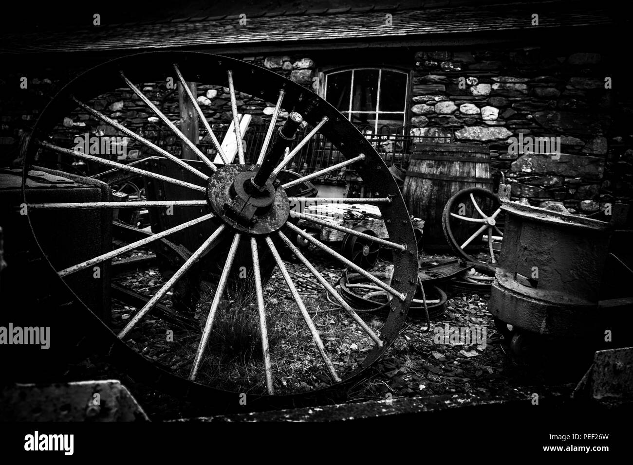 Une roue à une vieille mine dans le Lake District, UK Banque D'Images