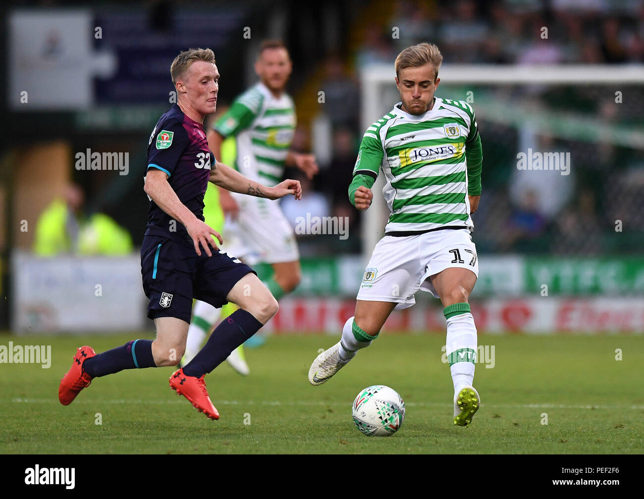 Aston Villa's Jake Hayes et Yeovil Town's Alex Pattison pendant la Coupe, Carabao Premier tour match à Huish Park, Yeovil. Banque D'Images