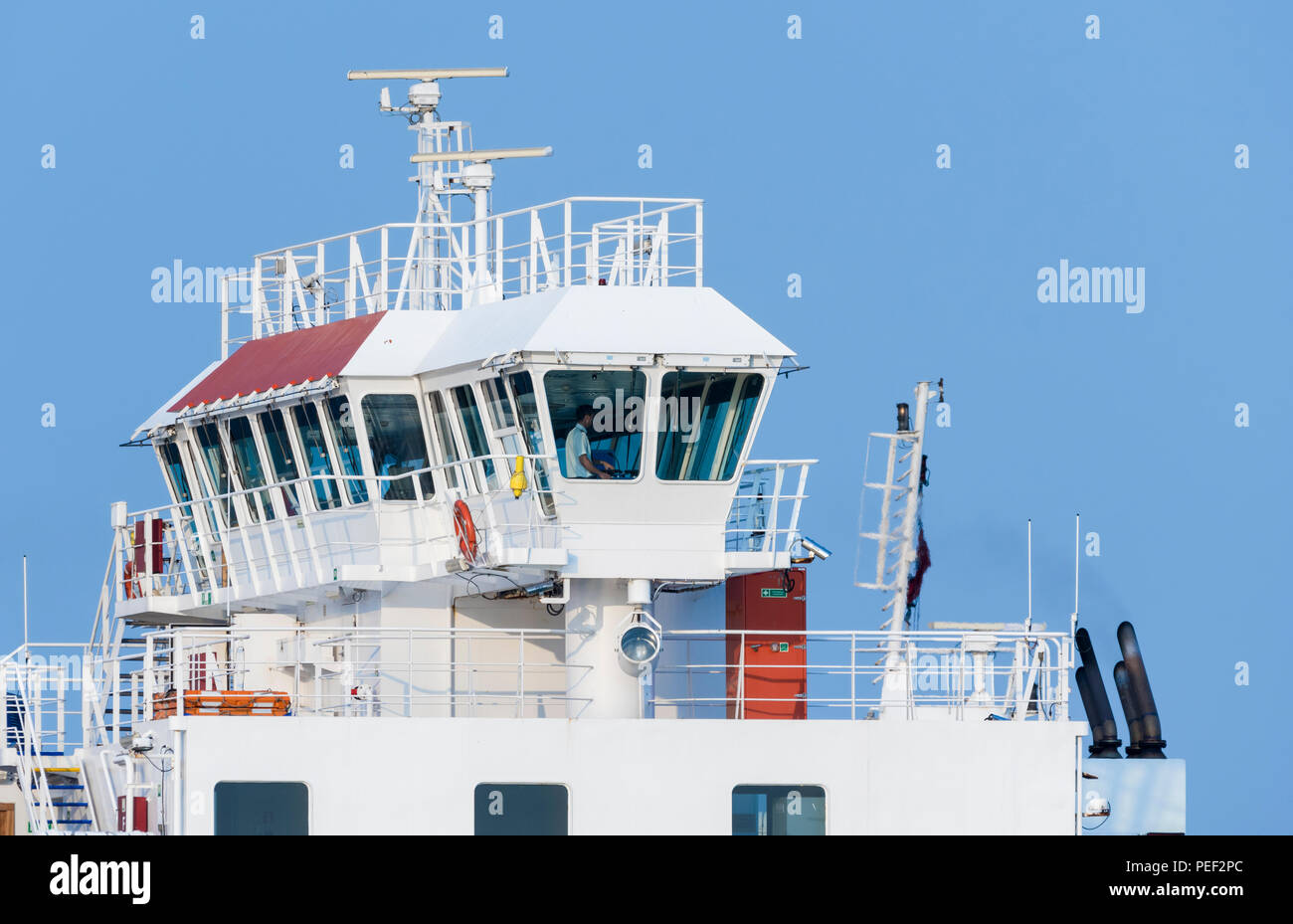 Vue extérieure de la passerelle d'un gros navire ou en ferry au Royaume-Uni. Banque D'Images