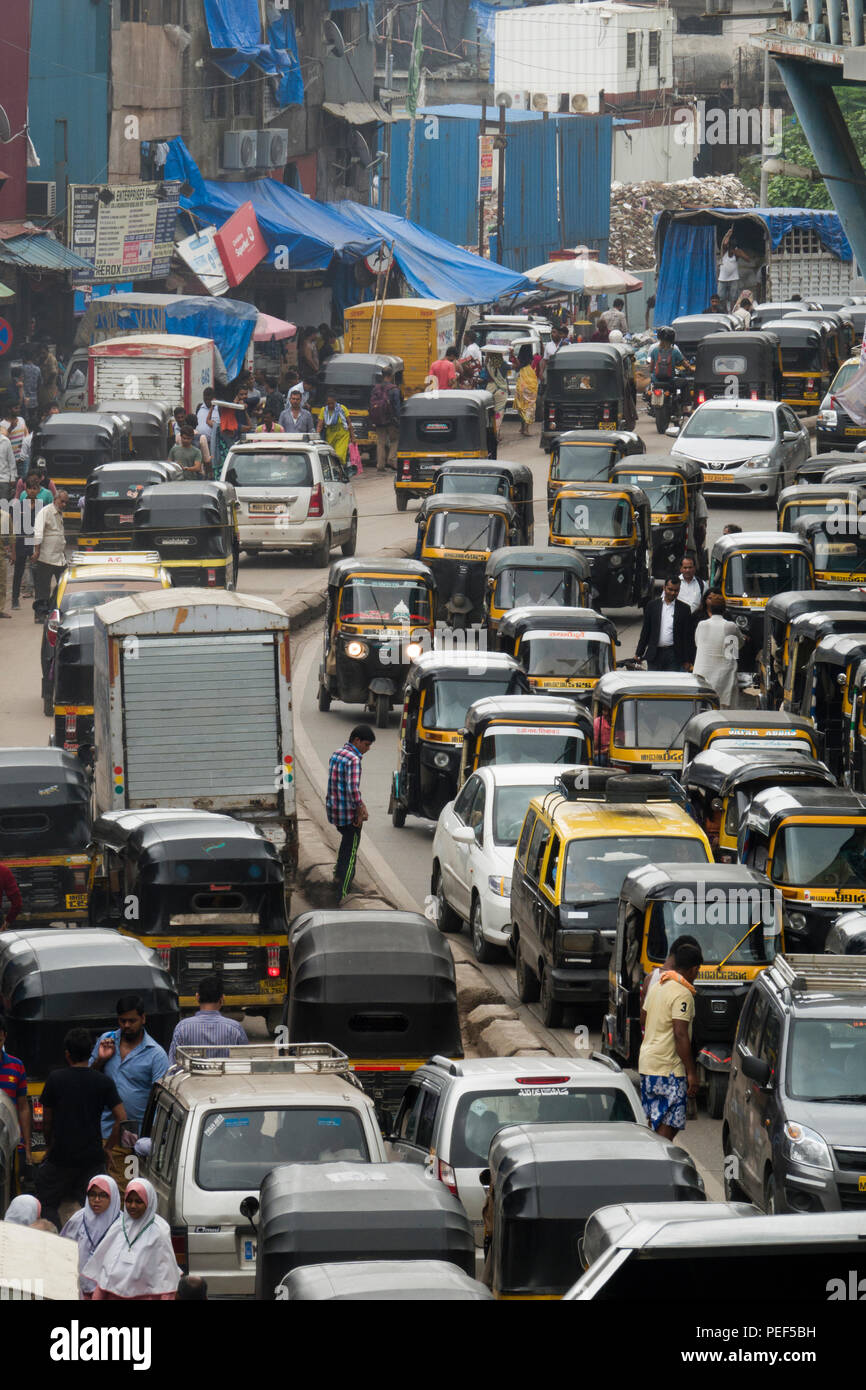 Occupé à la circulation des véhicules sur Station Road, Bandra, Mumbai, Inde Banque D'Images